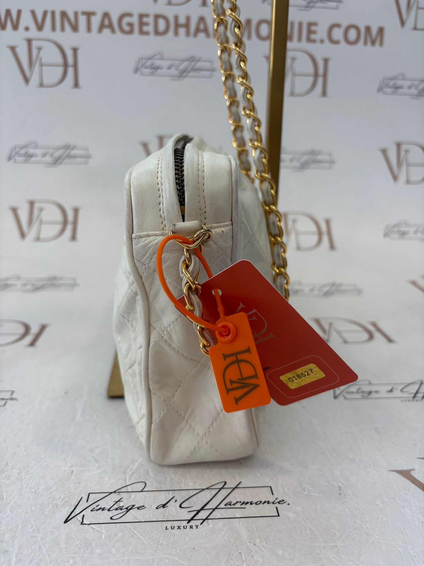 018527 - Chanel White Camera