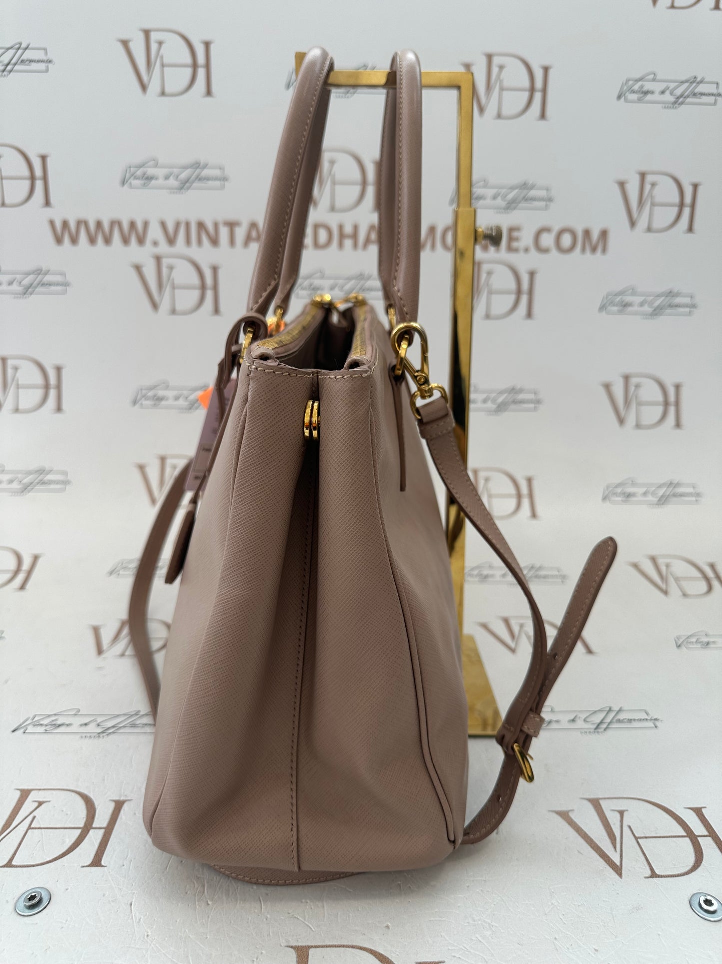 384301 - Prada Galleria