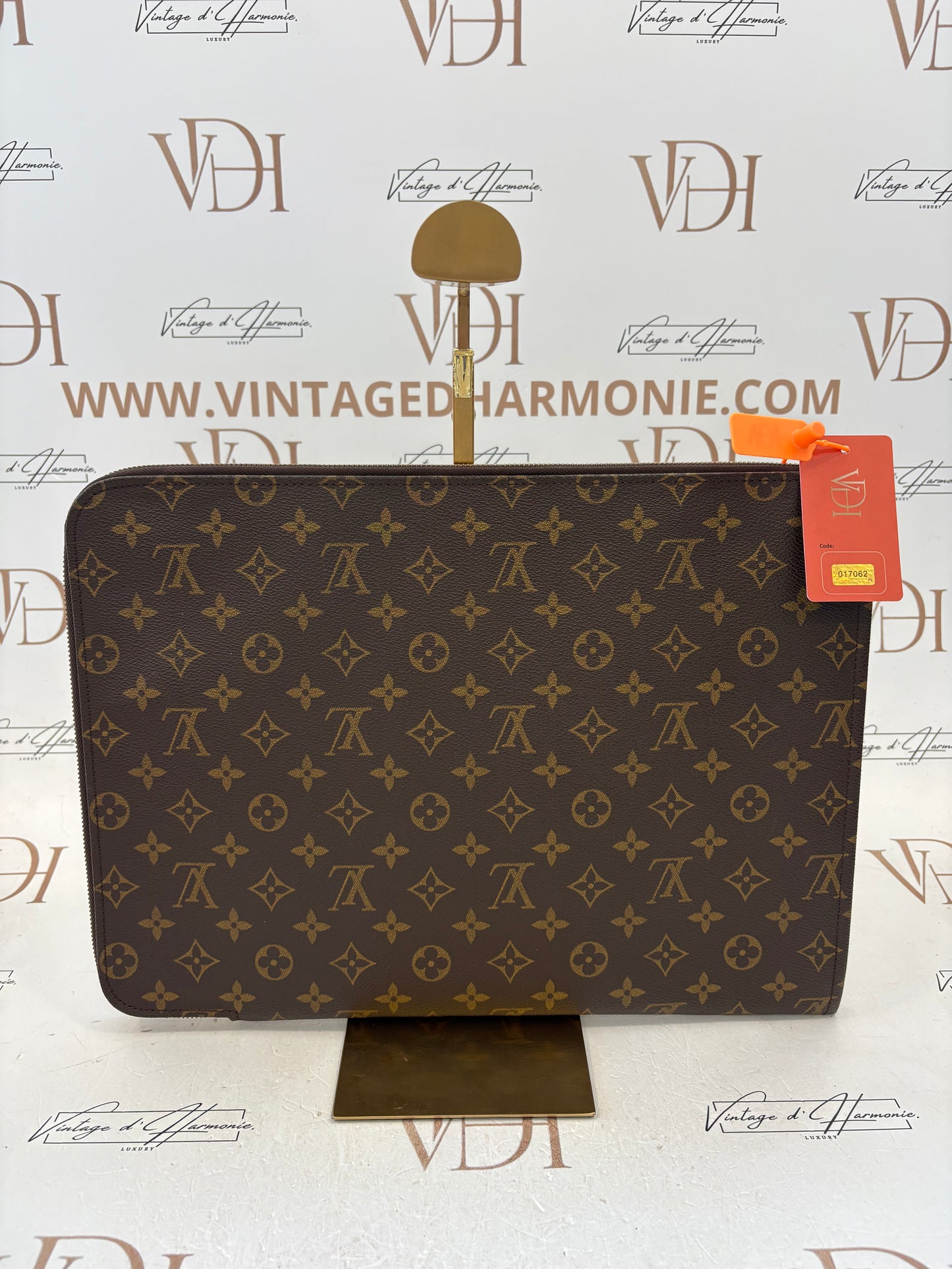 017062 - Louis Vuitton Pochette Documents
