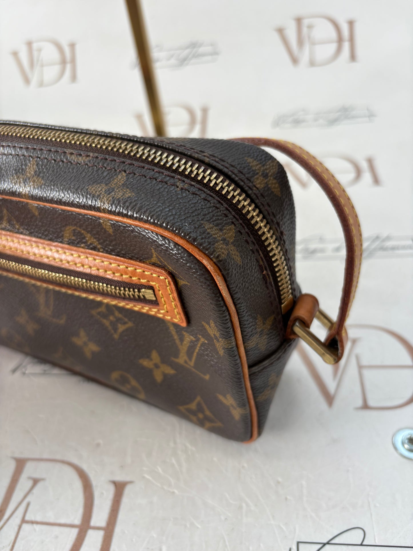 018526 - Louis Vuitton Pochette Cite