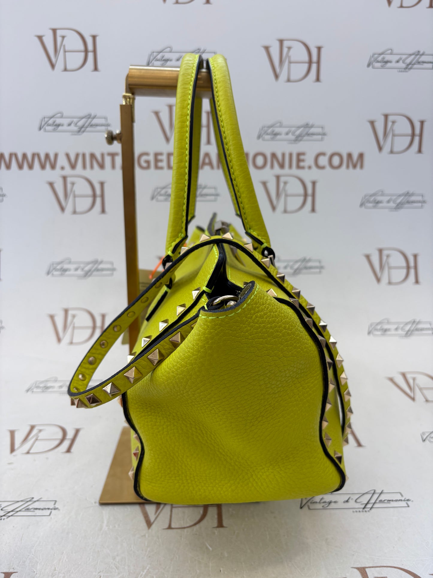 201119 - Valentino Rockstud