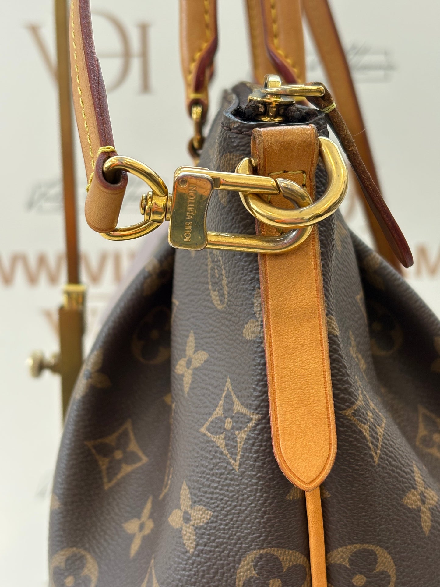 384102 - Louis Vuitton Turenne