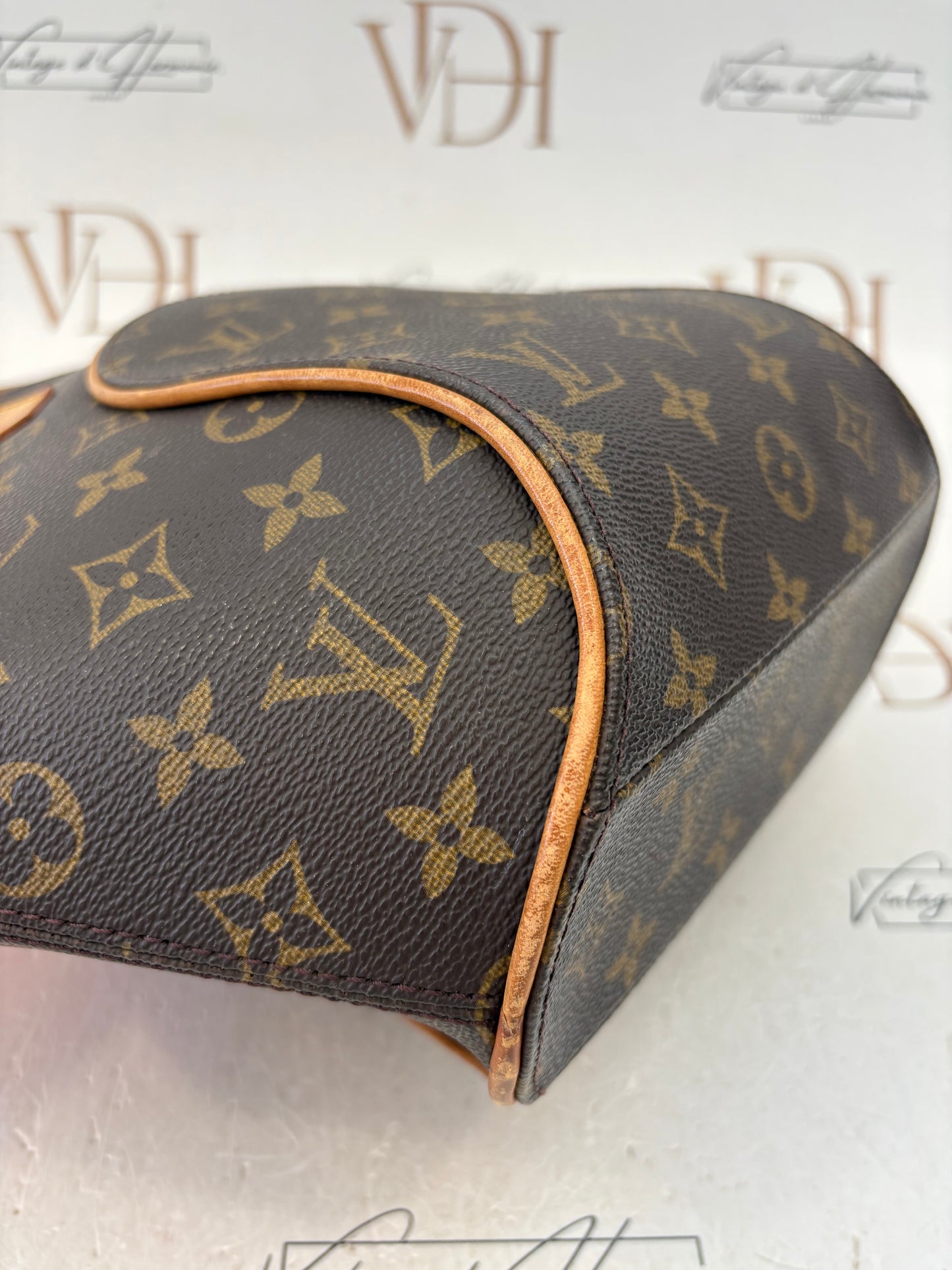 018054 - Louis Vuitton Ellipse