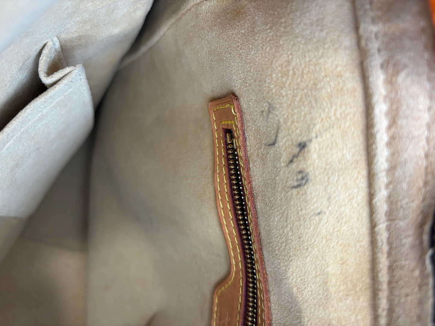 018100 - Louis Vuitton Looping GM