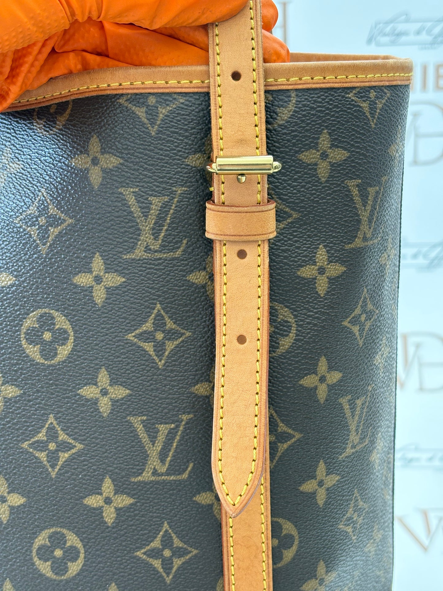 018096 - Louis Vuitton Bucket