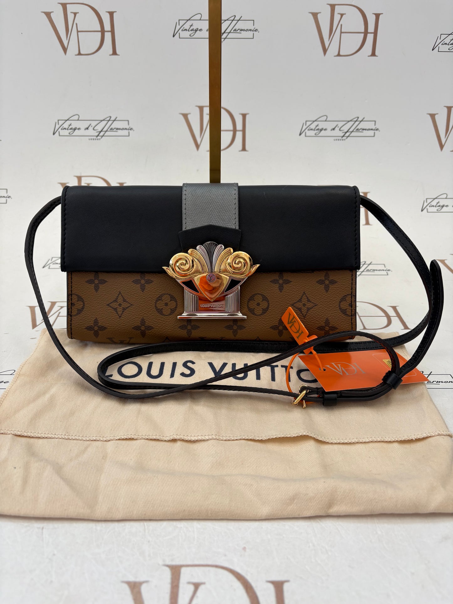 018835 - Louis Vuitton Reverse Column