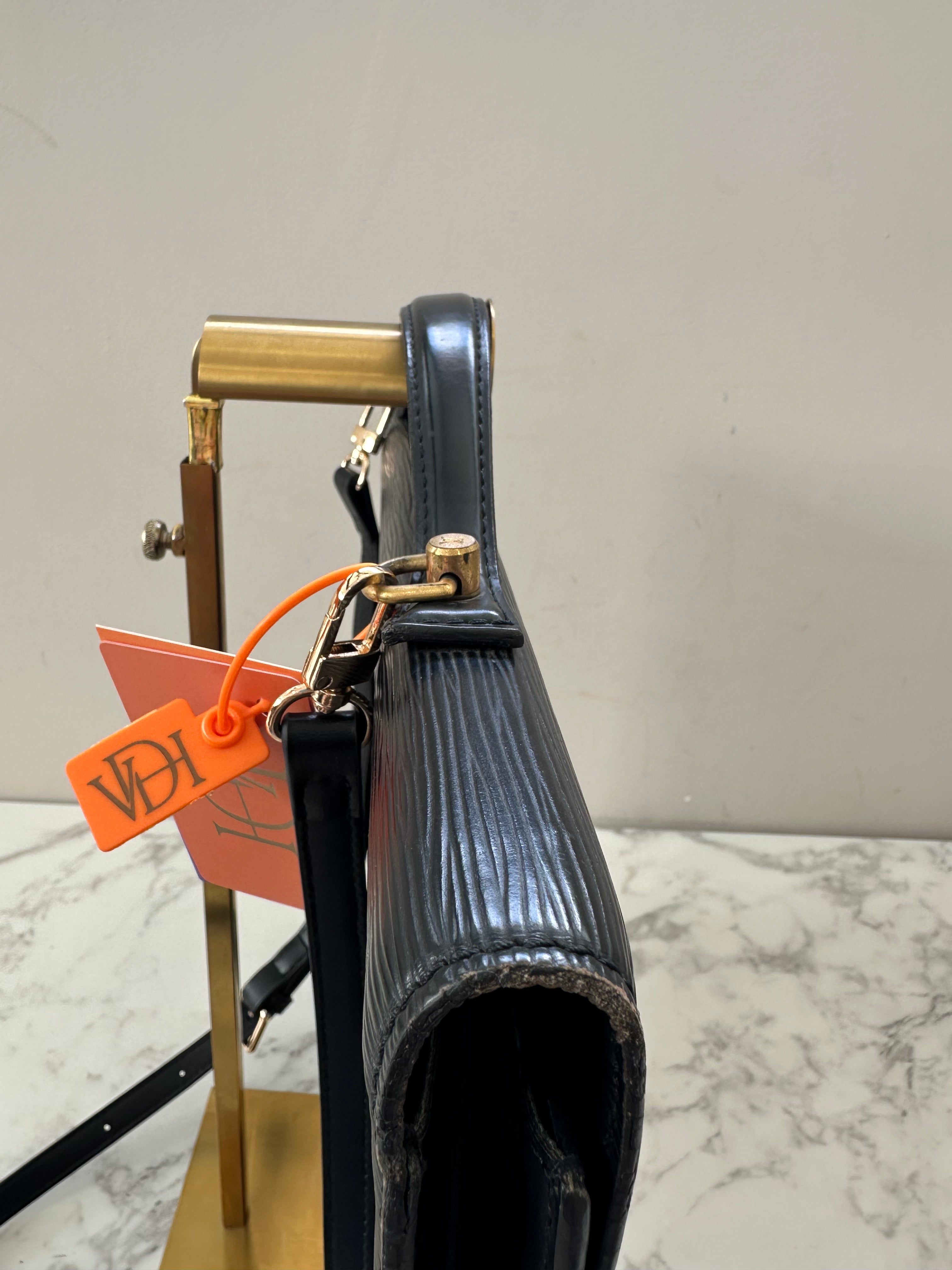 Louis Vuitton Epi Porte Documents Bandouliere