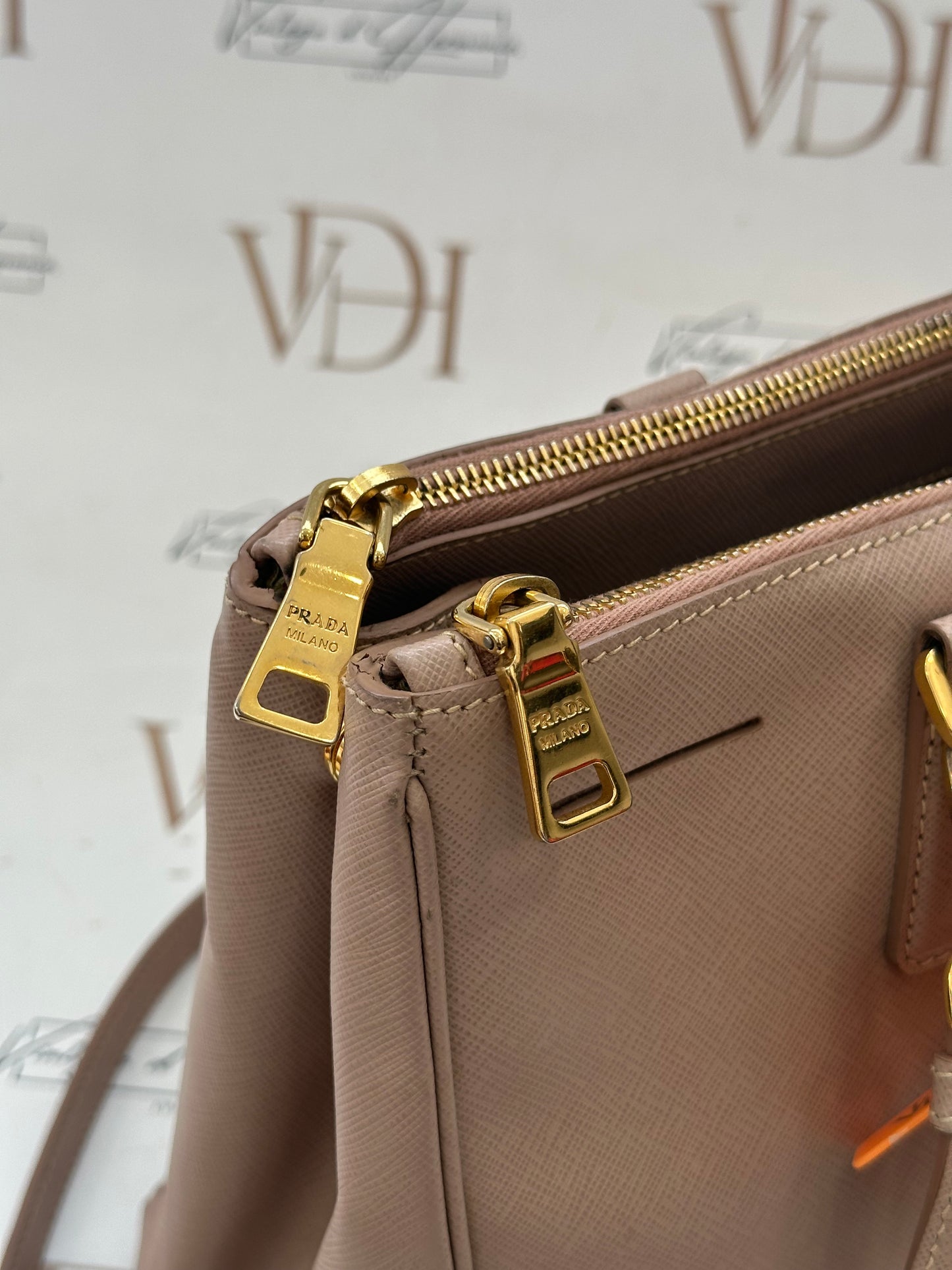 384301 - Prada Galleria