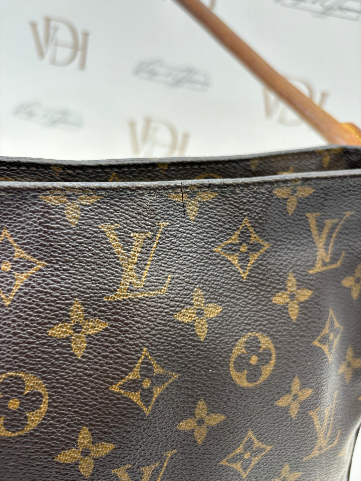 018949 - Louis Vuitton Looping MM