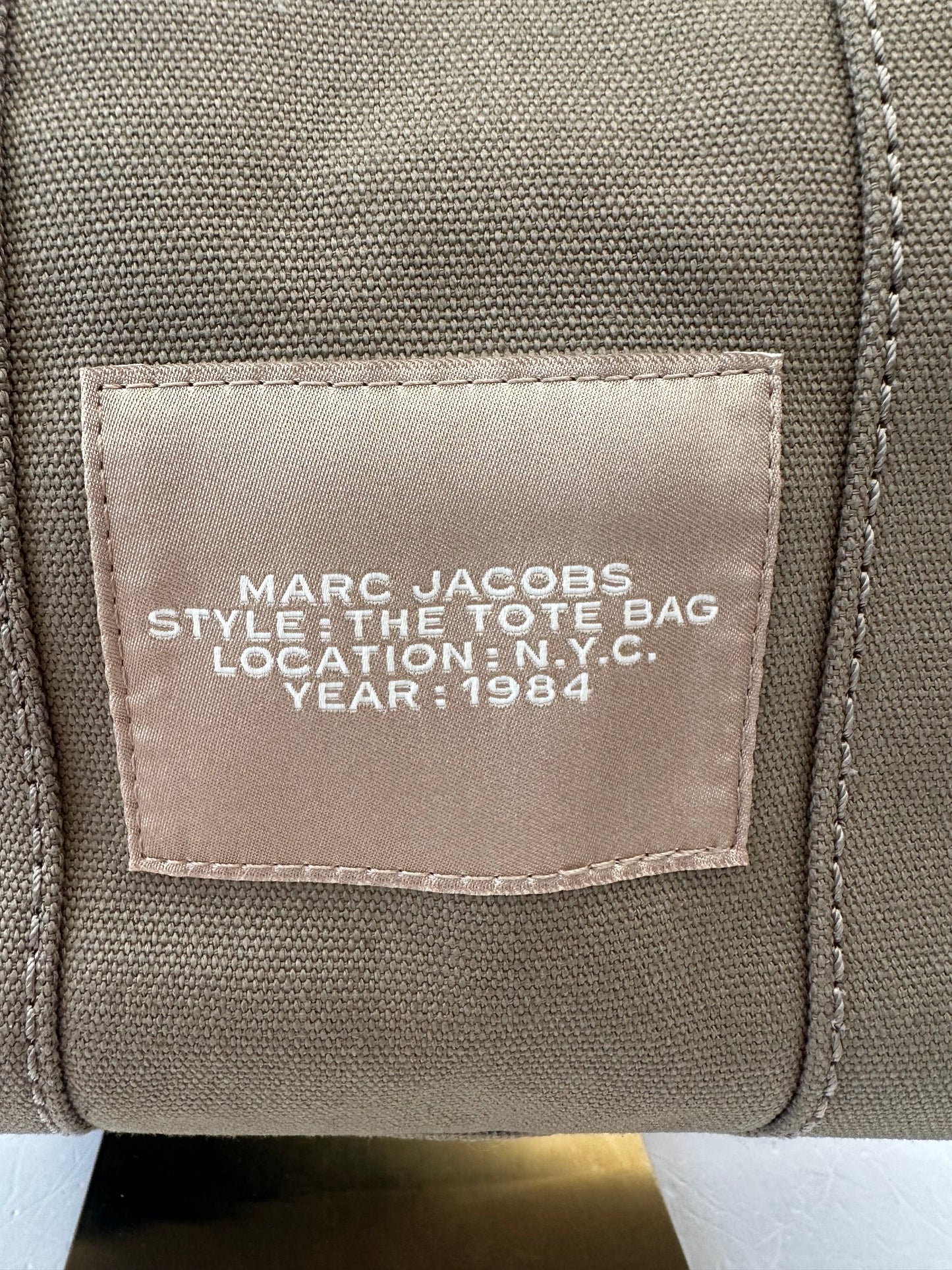 382206 - Marc Jacobs Traveler