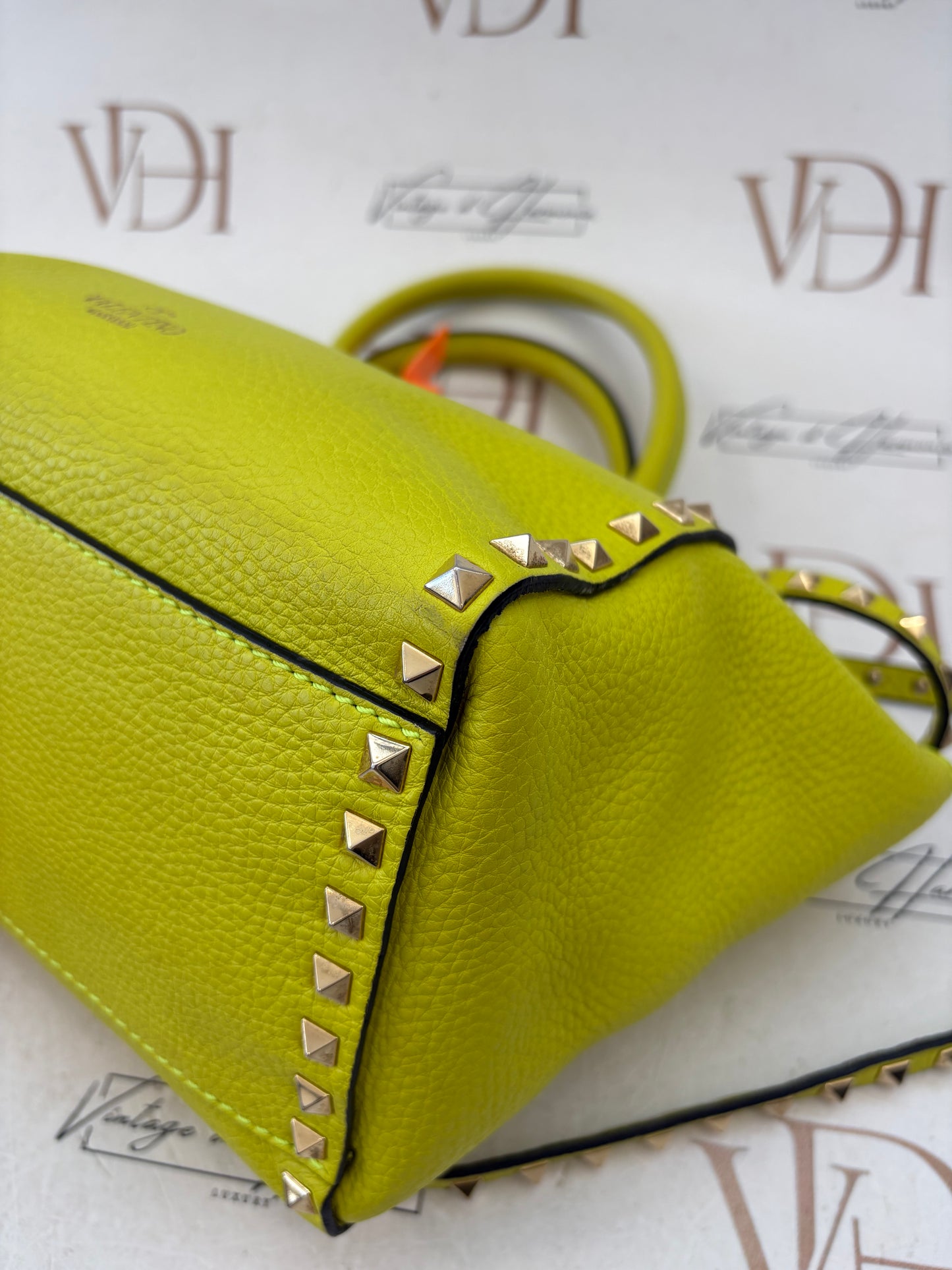 201119 - Valentino Rockstud
