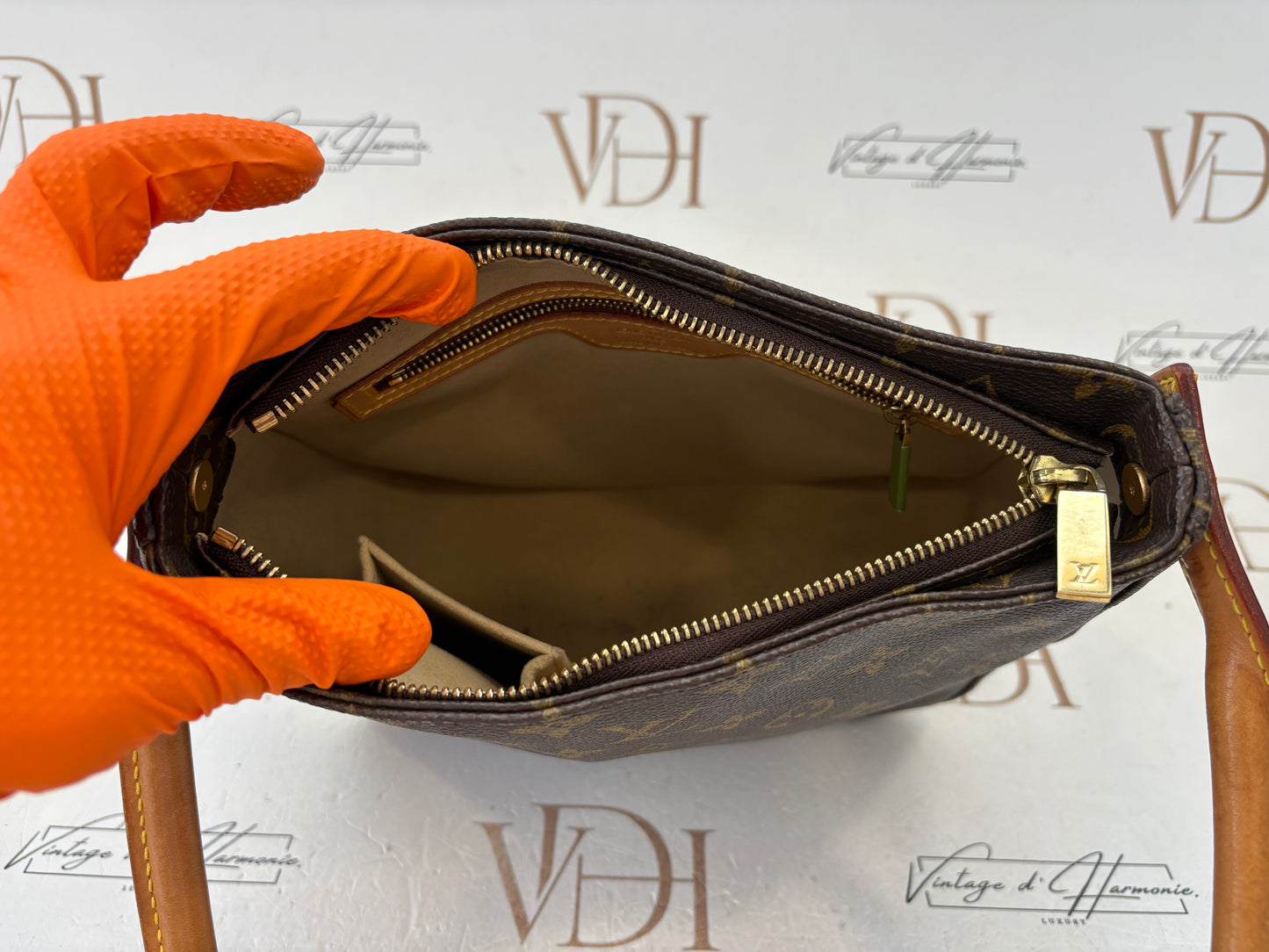018320 - Louis Vuitton Looping MM