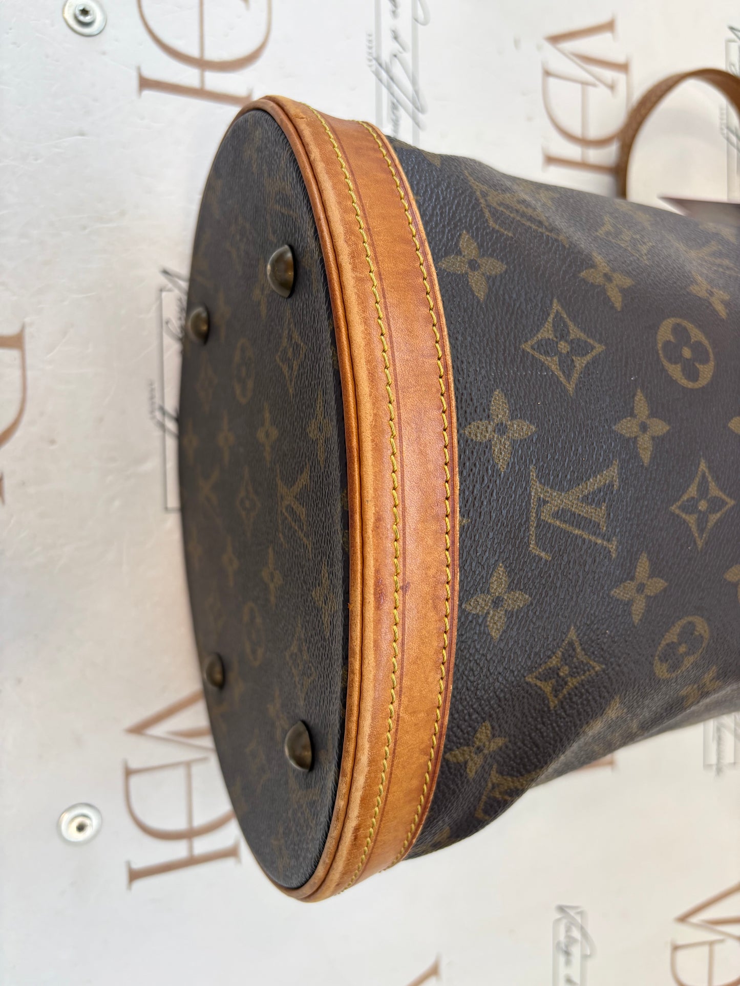 018189 - Louis Vuitton Bucket PM