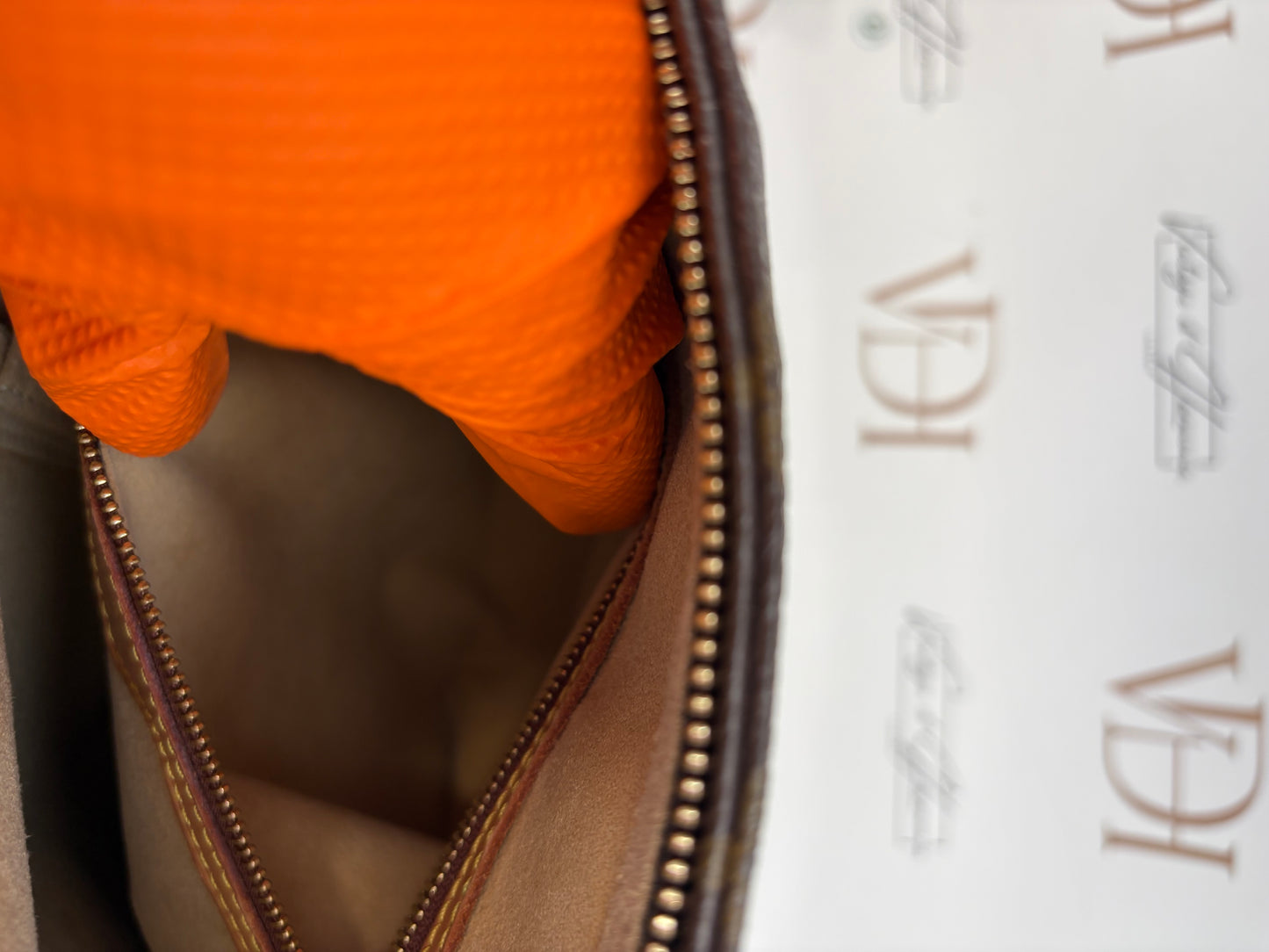 018100 - Louis Vuitton Looping GM