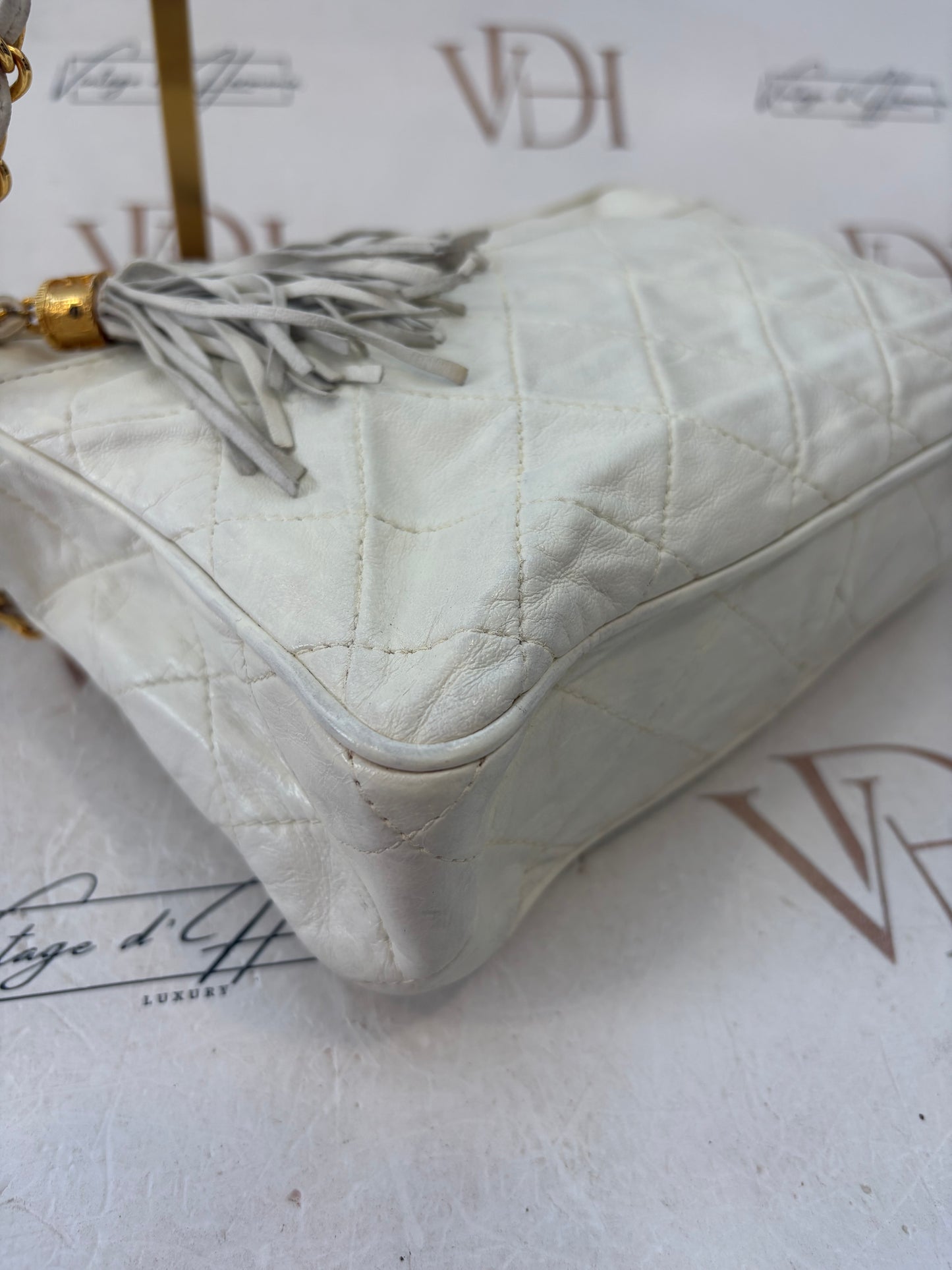 018527 - Chanel White Camera