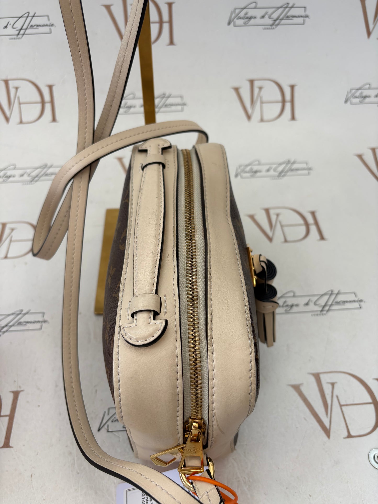 018540 - Louis Vuitton Cream Saintonge