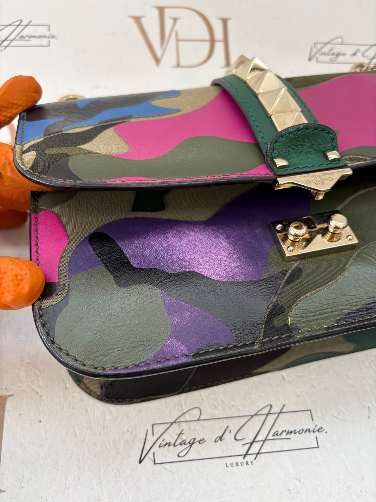201268 - Valentino Glam Lock
