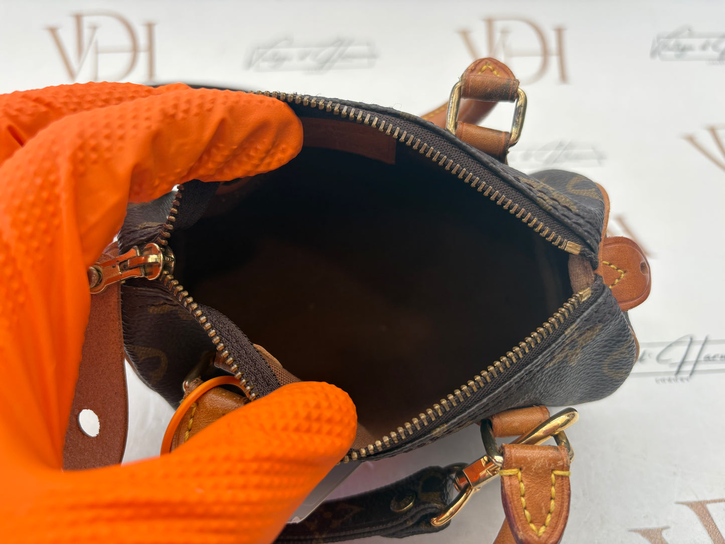 018827 - Louis Vuitton Mini Speedy