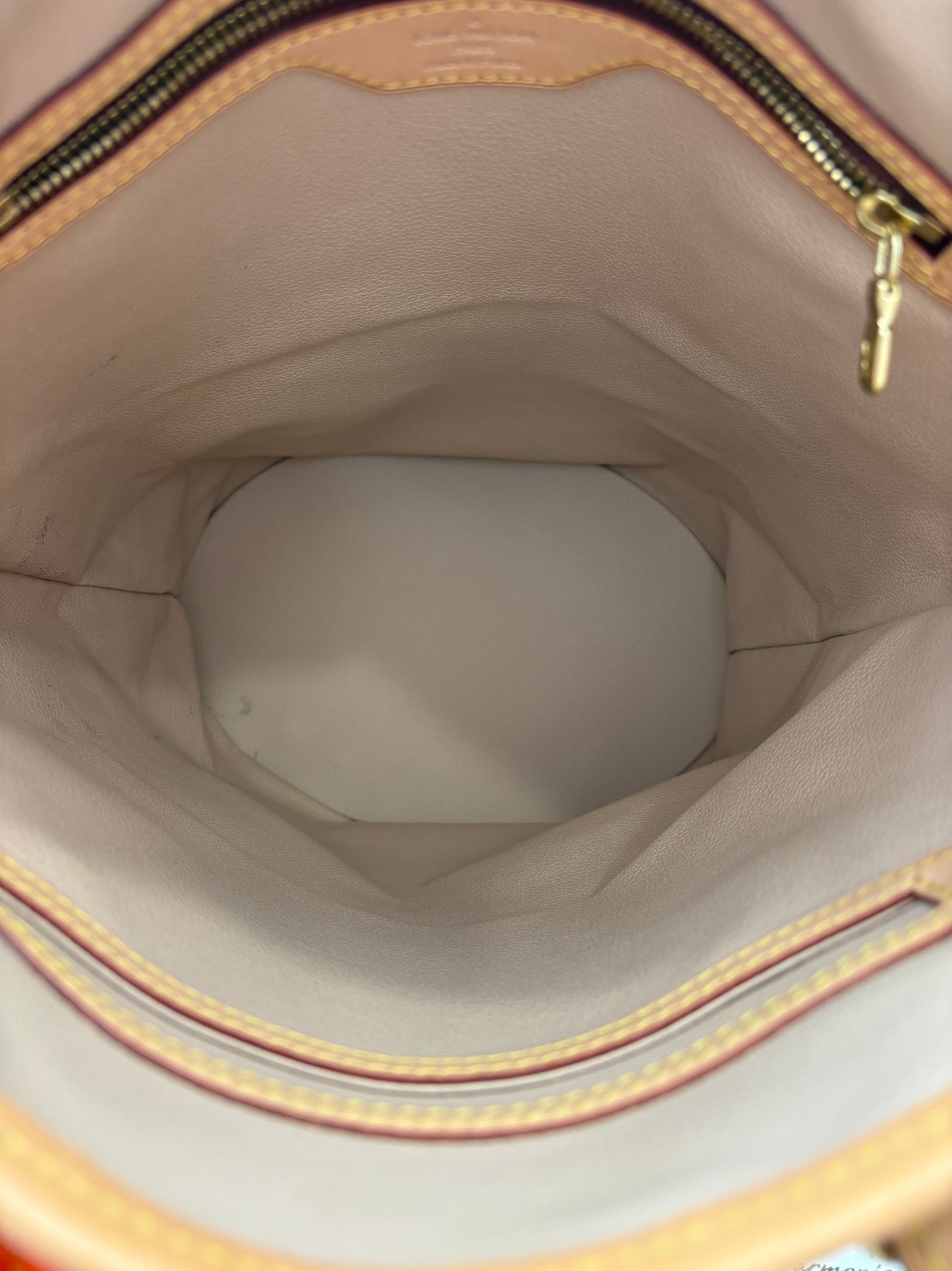 018906 - Louis Vuitton Bucket GM