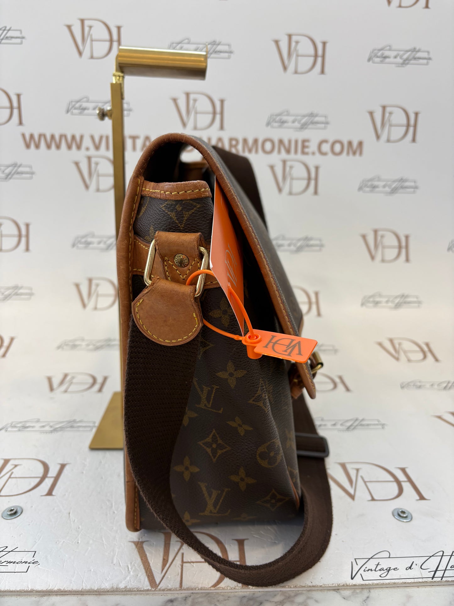 018720 - Louis Vuitton Gibeciere GM