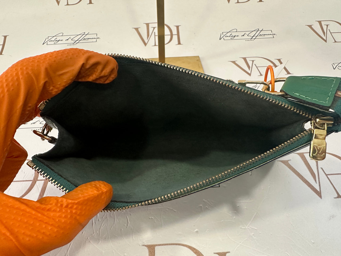 017928 - Louis Vuitton Green Pochette