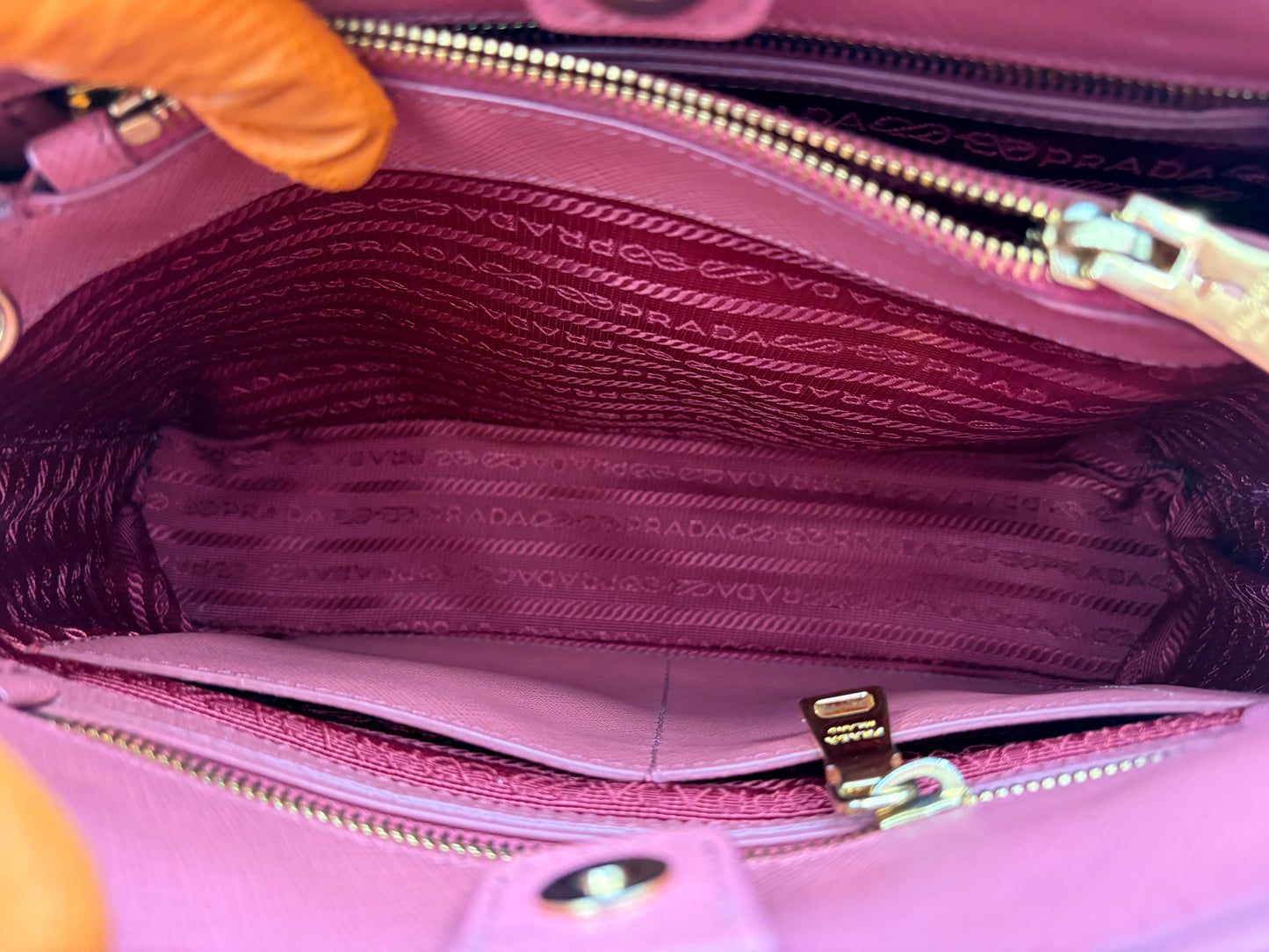 383671 - Prada Promenade