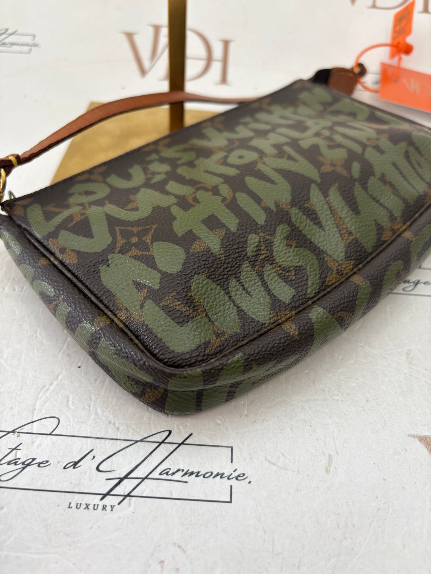 018812 - Louis Vuitton Graffiti Pochette Accessoires