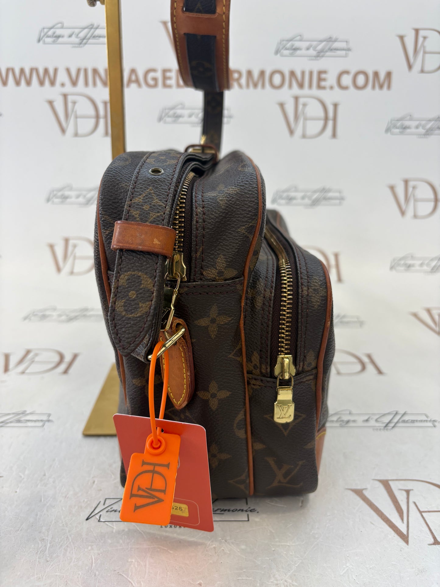 018525 - Louis Vuitton Nile