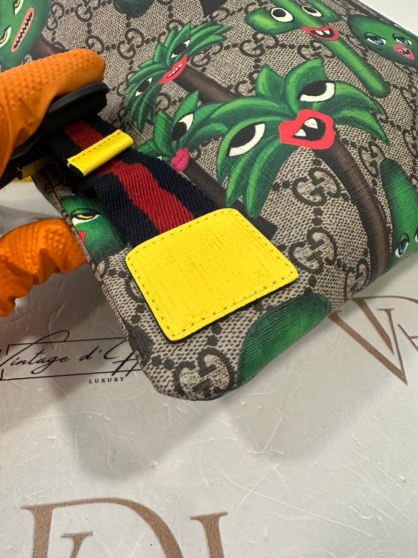 102377 - Gucci Pouch