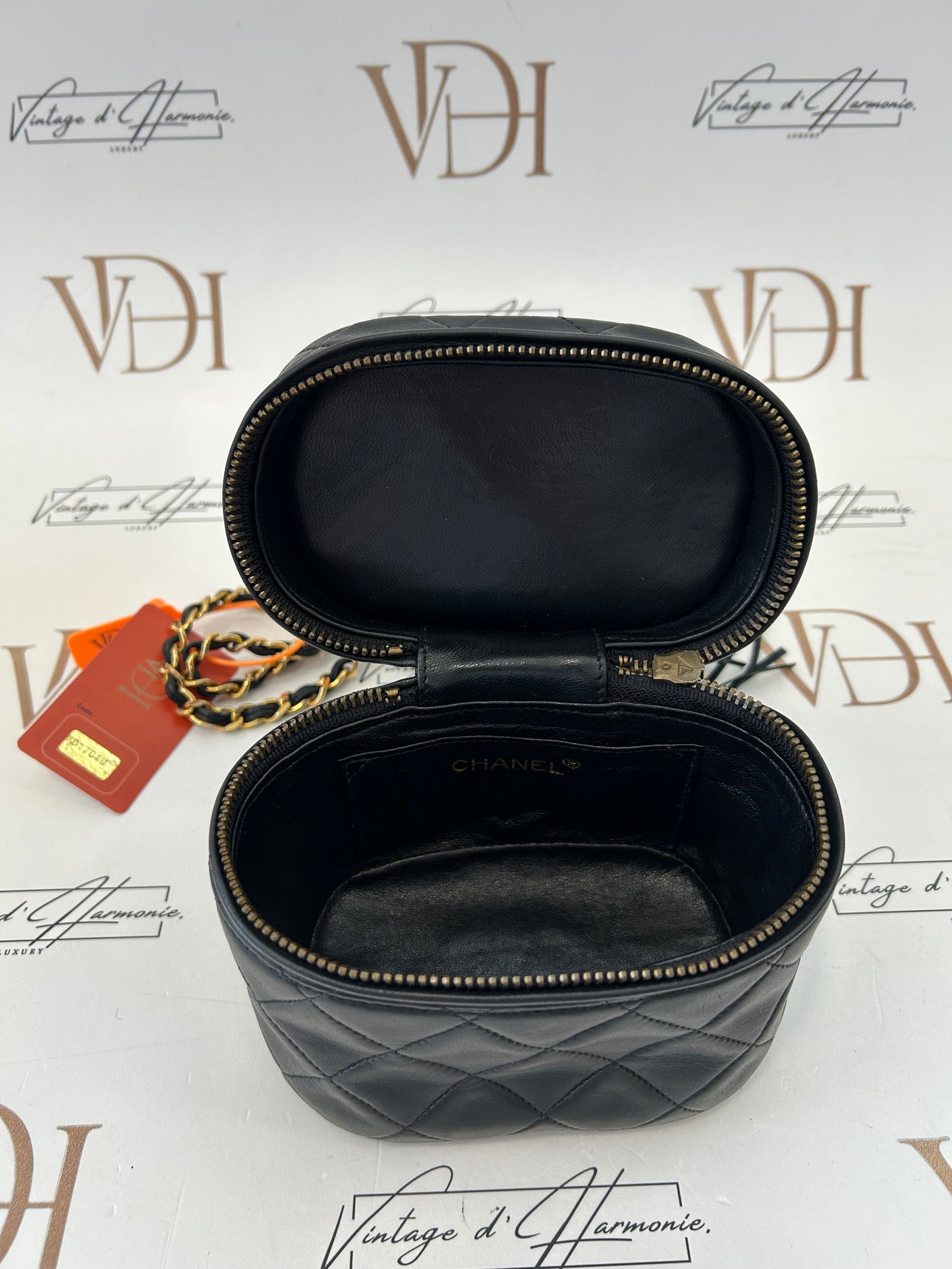 017040 - Chanel Black Lambskin Chain Shoulder Bag