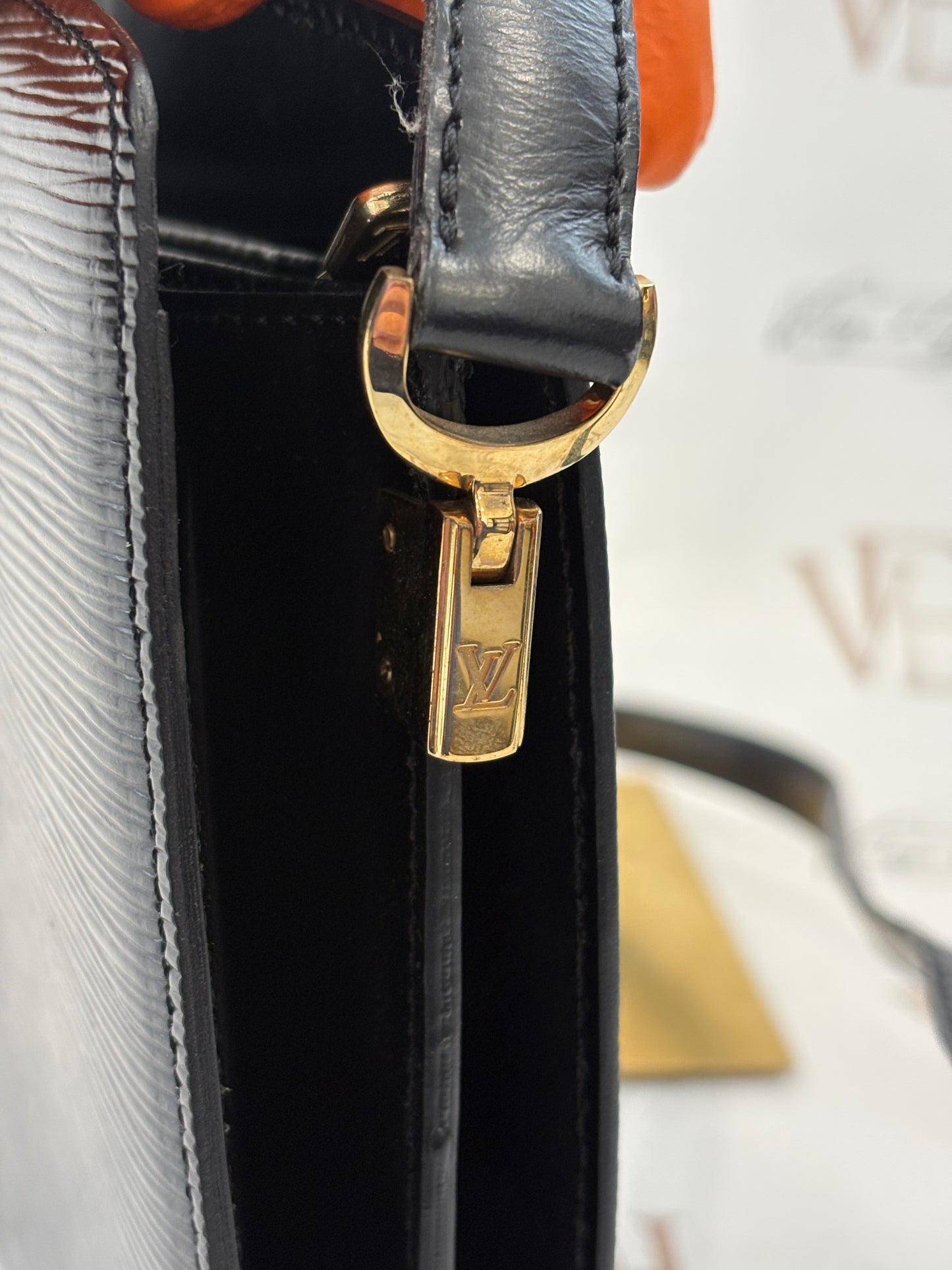018067 - Louis Vuitton Epi Capuchin