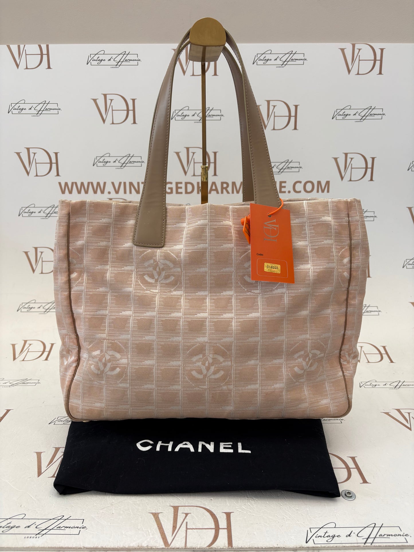 018207 - Chanel Tote MM Jacquard