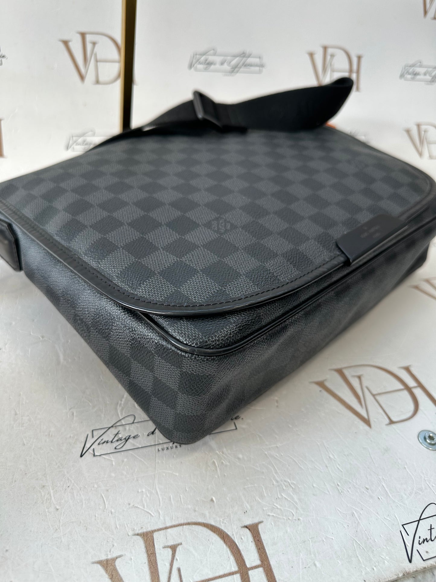 200815 - Louis Vuitton Messenger