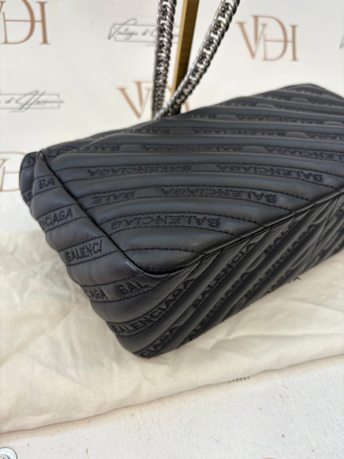 018562 - Balenciaga Black BB Round Chain
