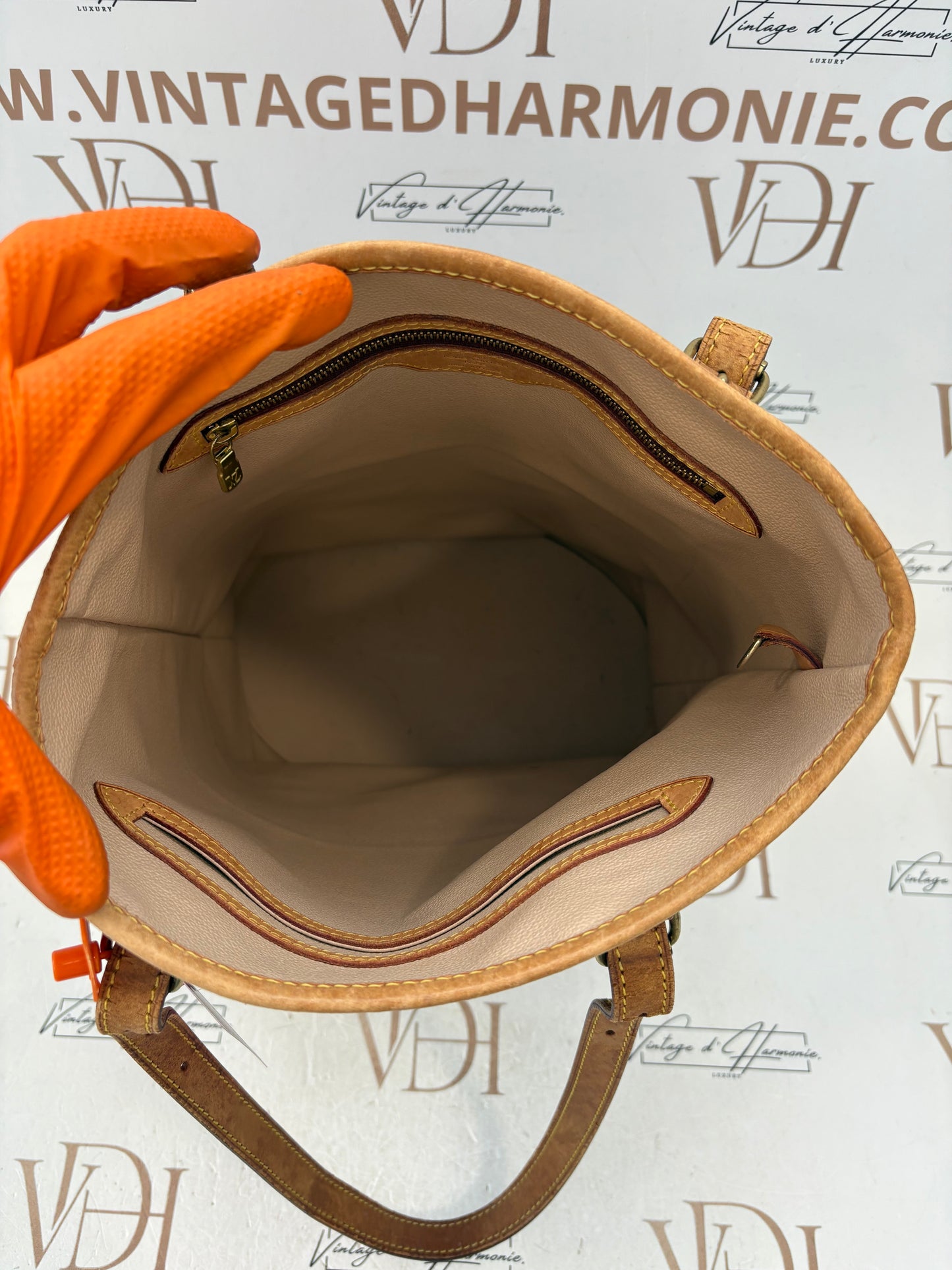 018539 - Louis Vuitton Bucket GM