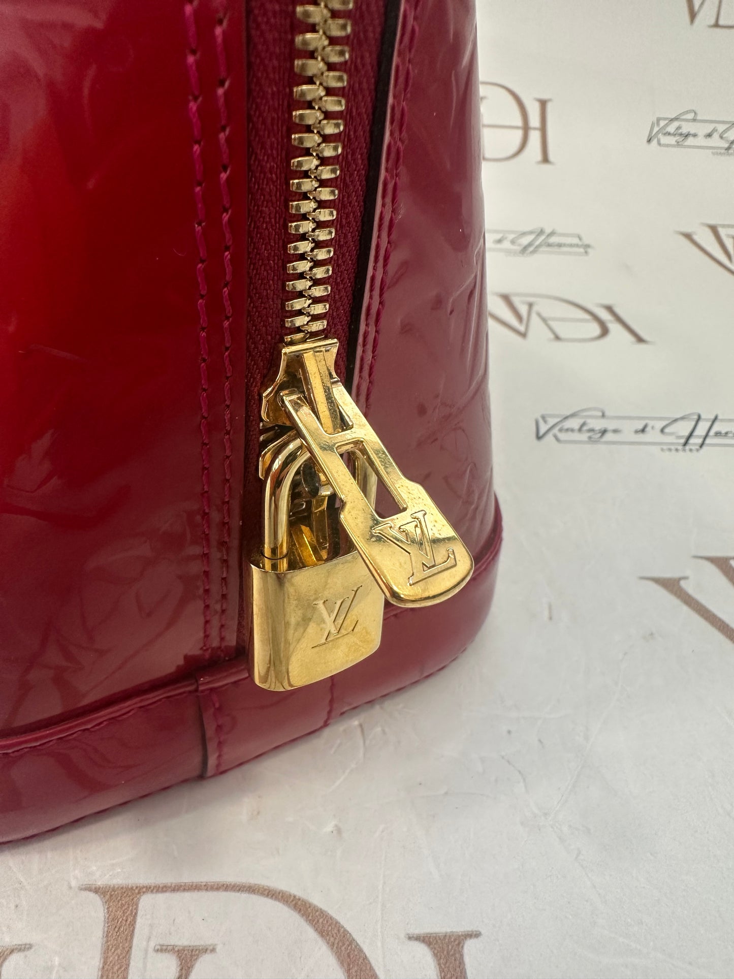 382863 - Louis Vuitton Alma Vernis Red
