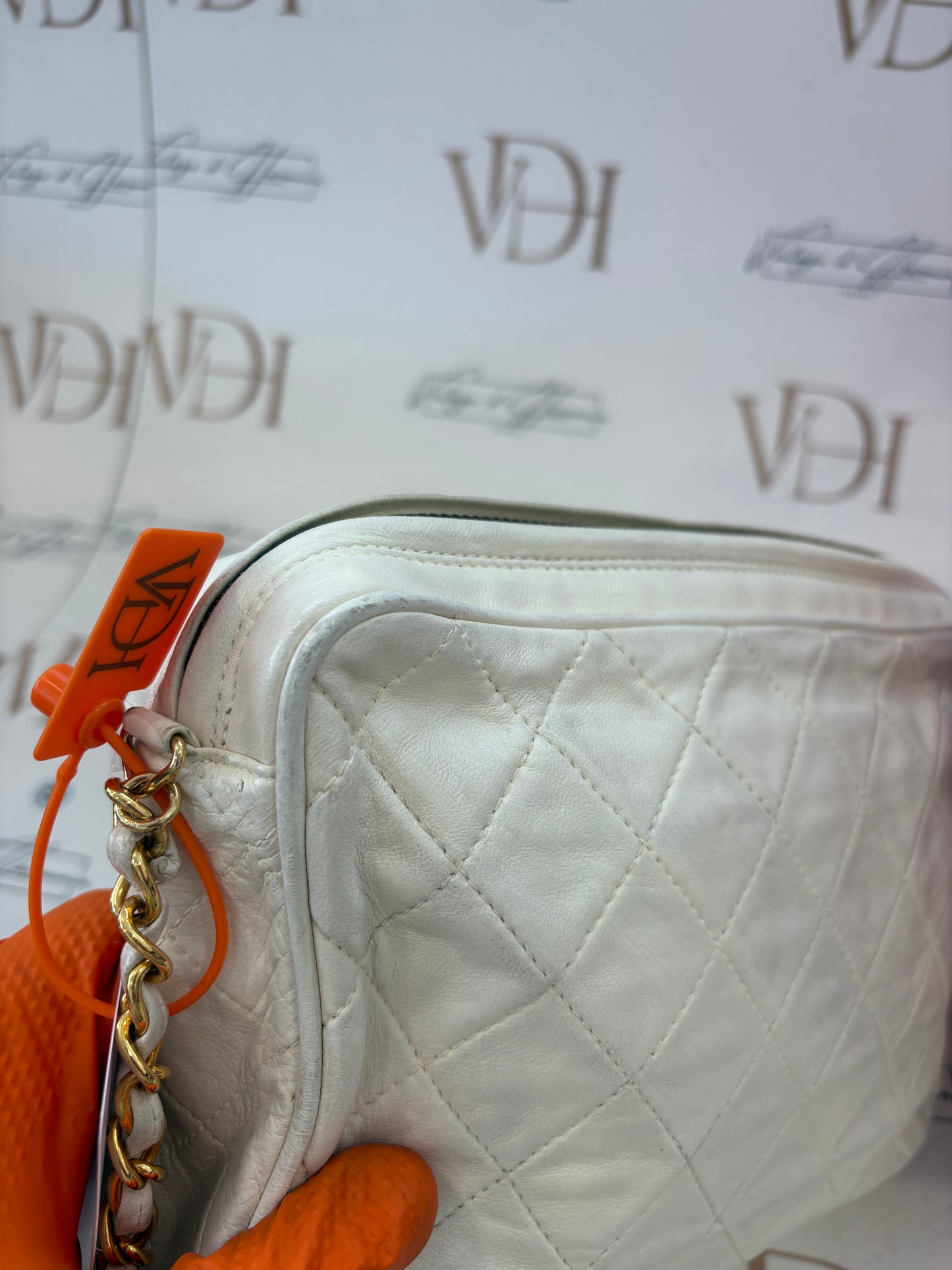 018527 - Chanel White Camera