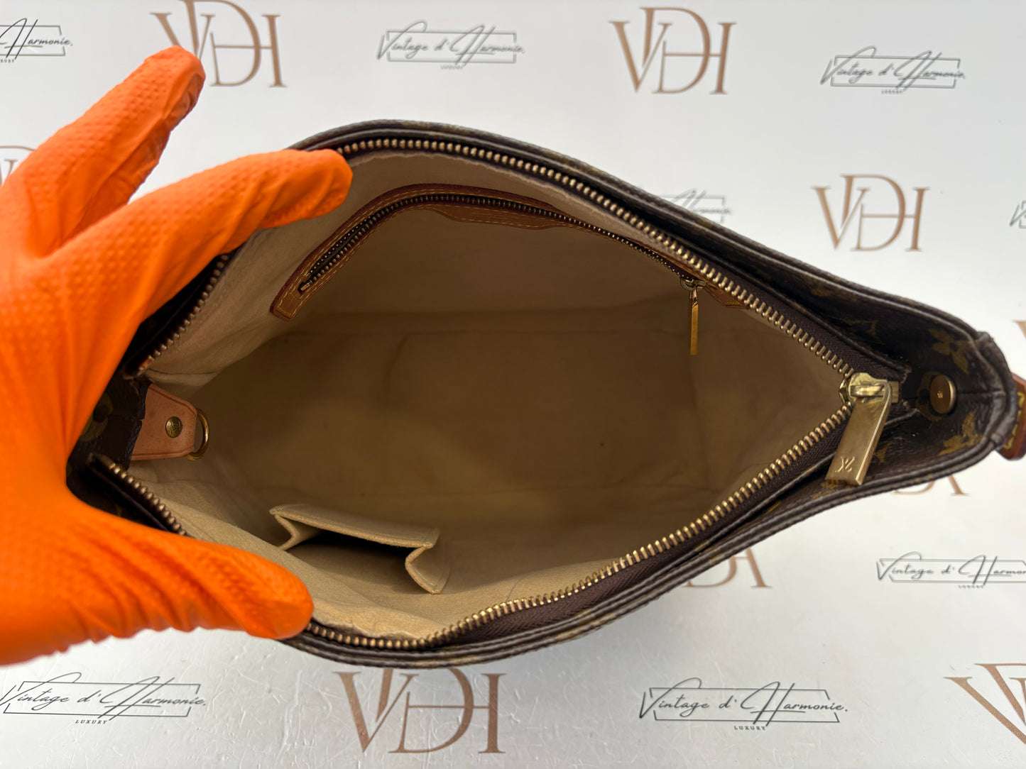 017684 - Louis Vuitton Looping GM