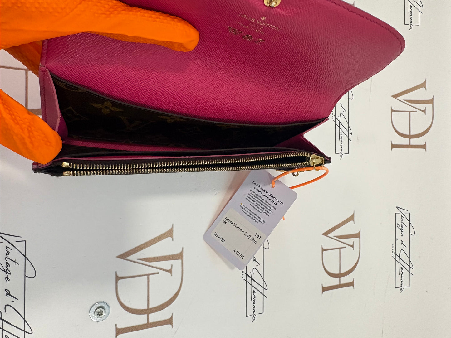 384000 - Louis Vuitton Emilie wallet