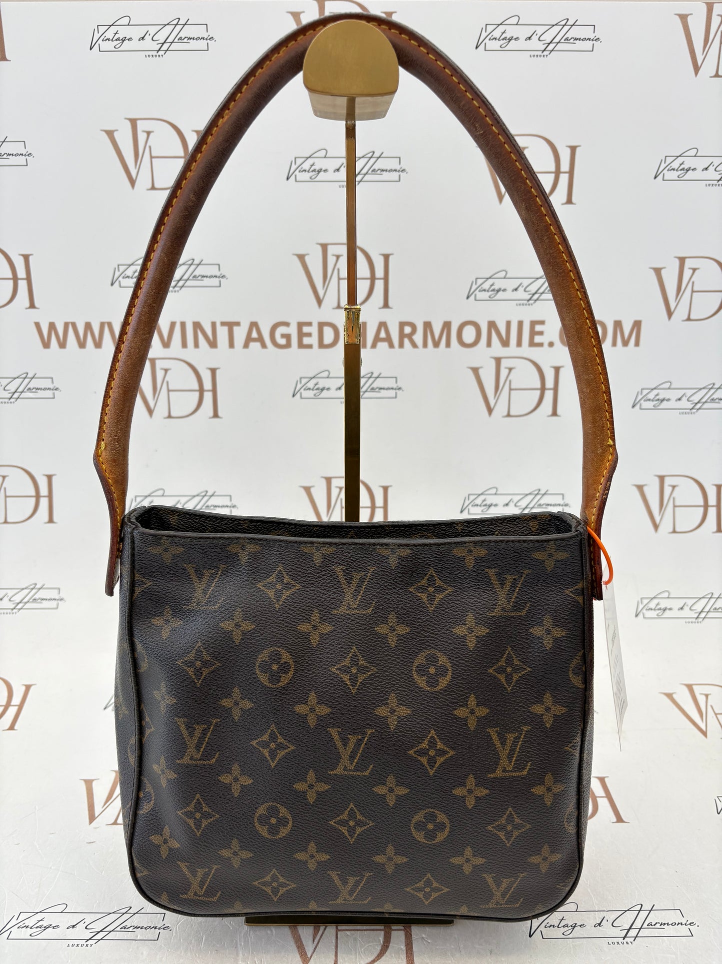 018949 - Louis Vuitton Looping MM