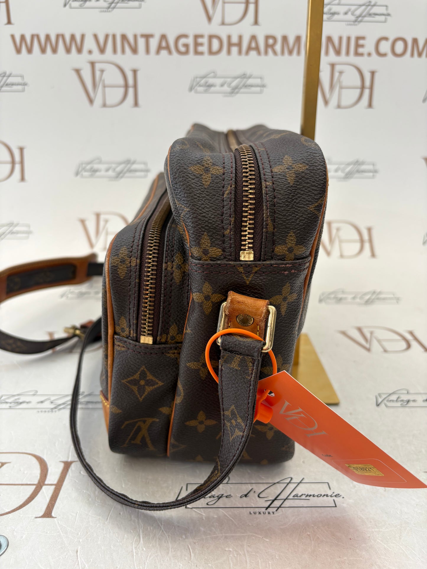 018921 - Louis Vuitton Nile