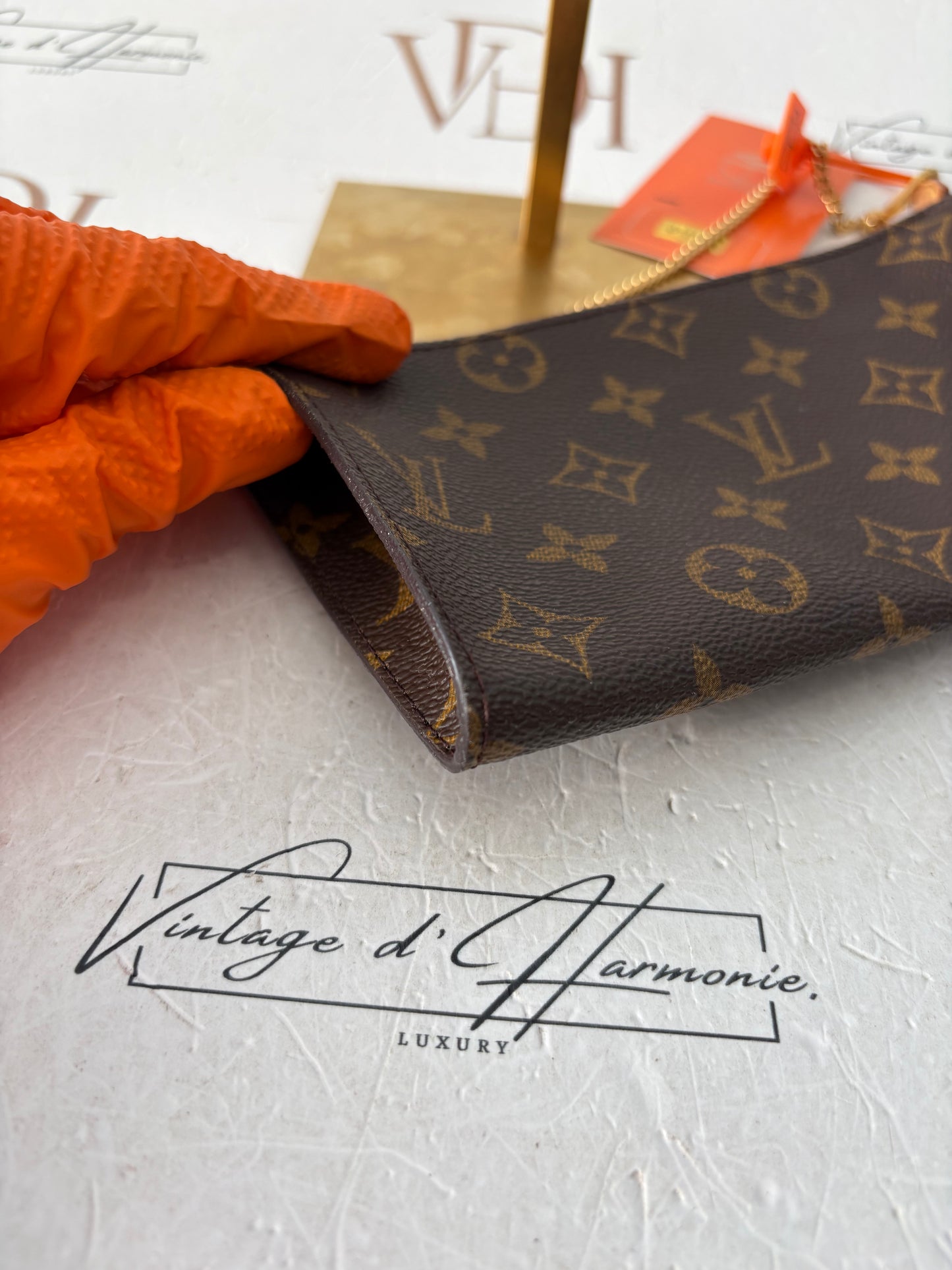 018171 - Louis Vuitton Pochette Bucket PM