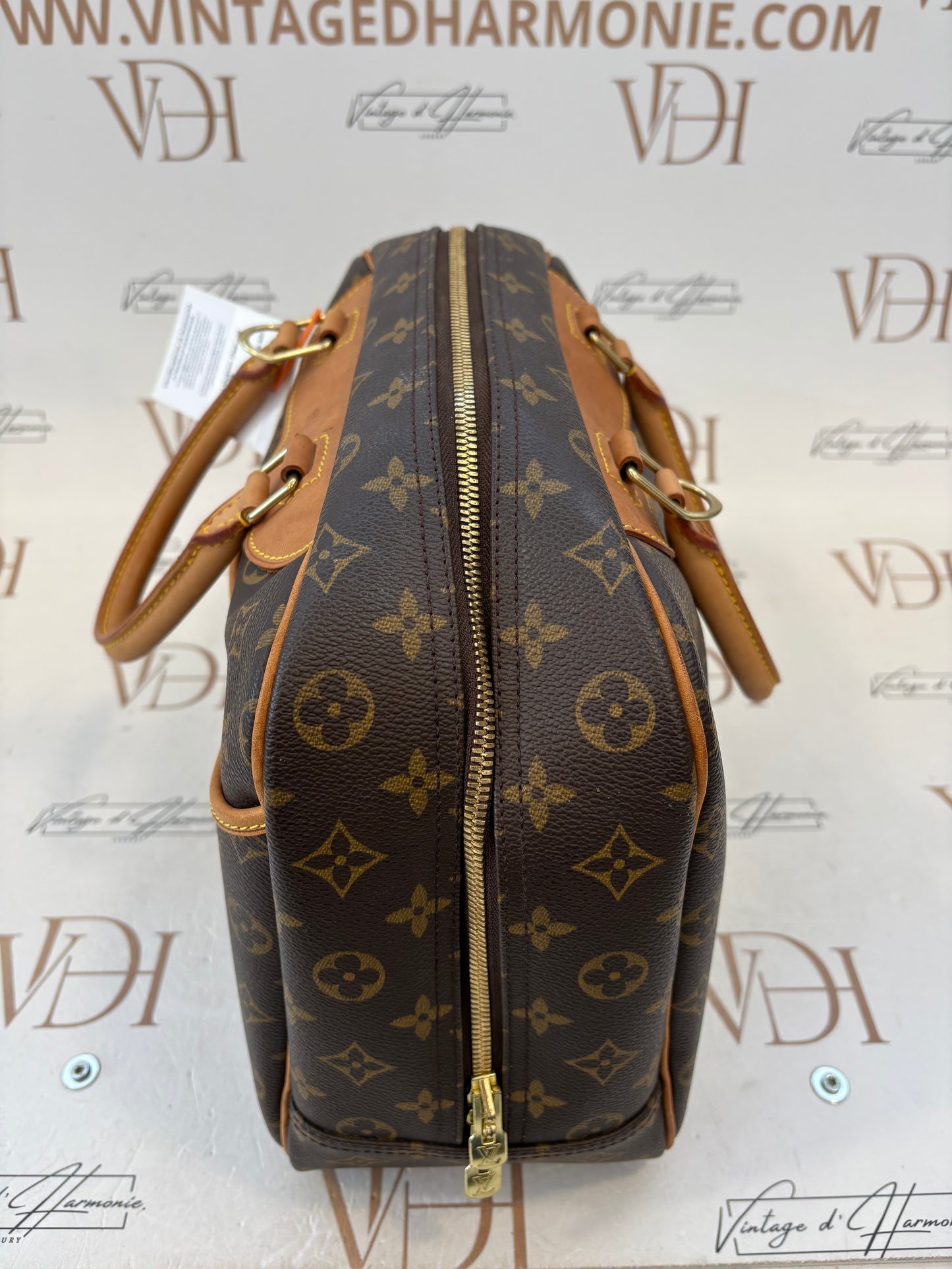 018950 - Louis Vuitton Deauville