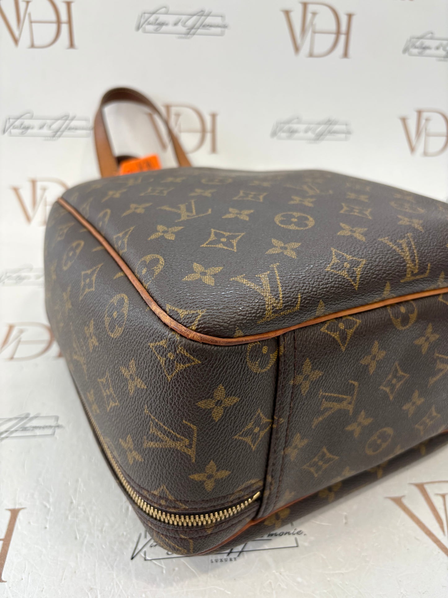 200985 - Louis Vuitton Excursion
