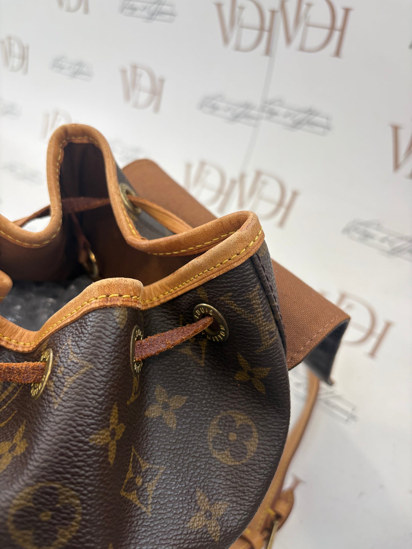 018056 - Louis Vuitton Montsouris MM