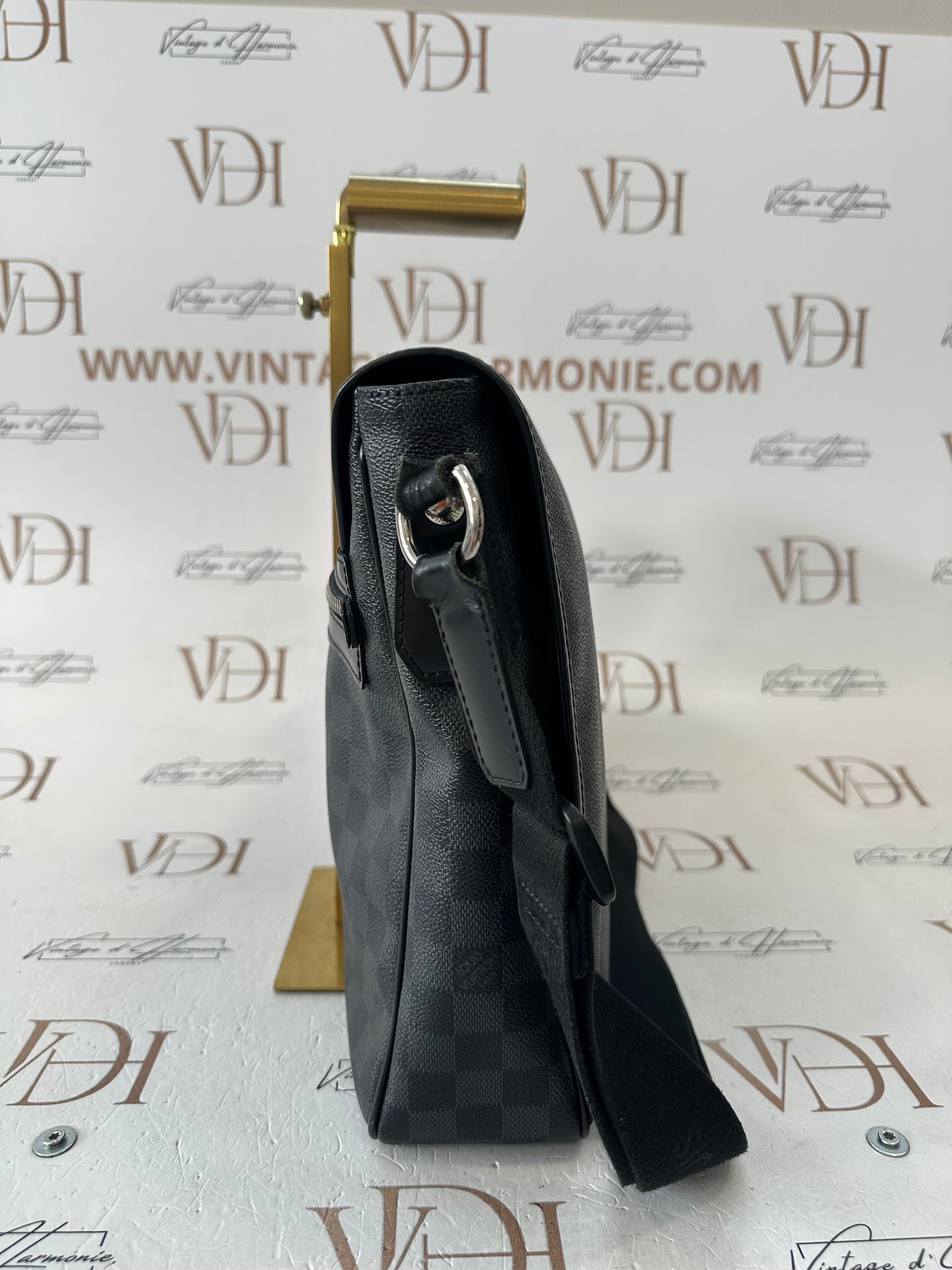 200815 - Louis Vuitton Messenger