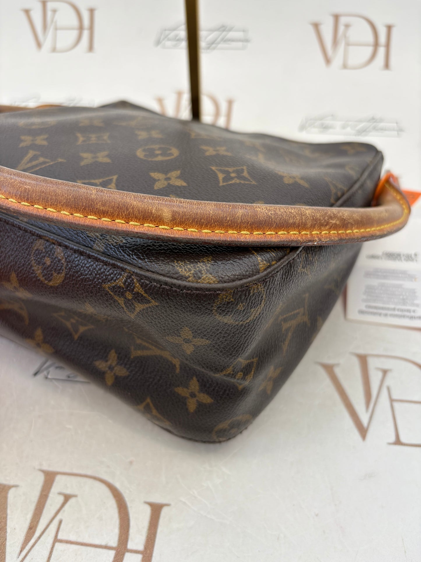 018949 - Louis Vuitton Looping MM