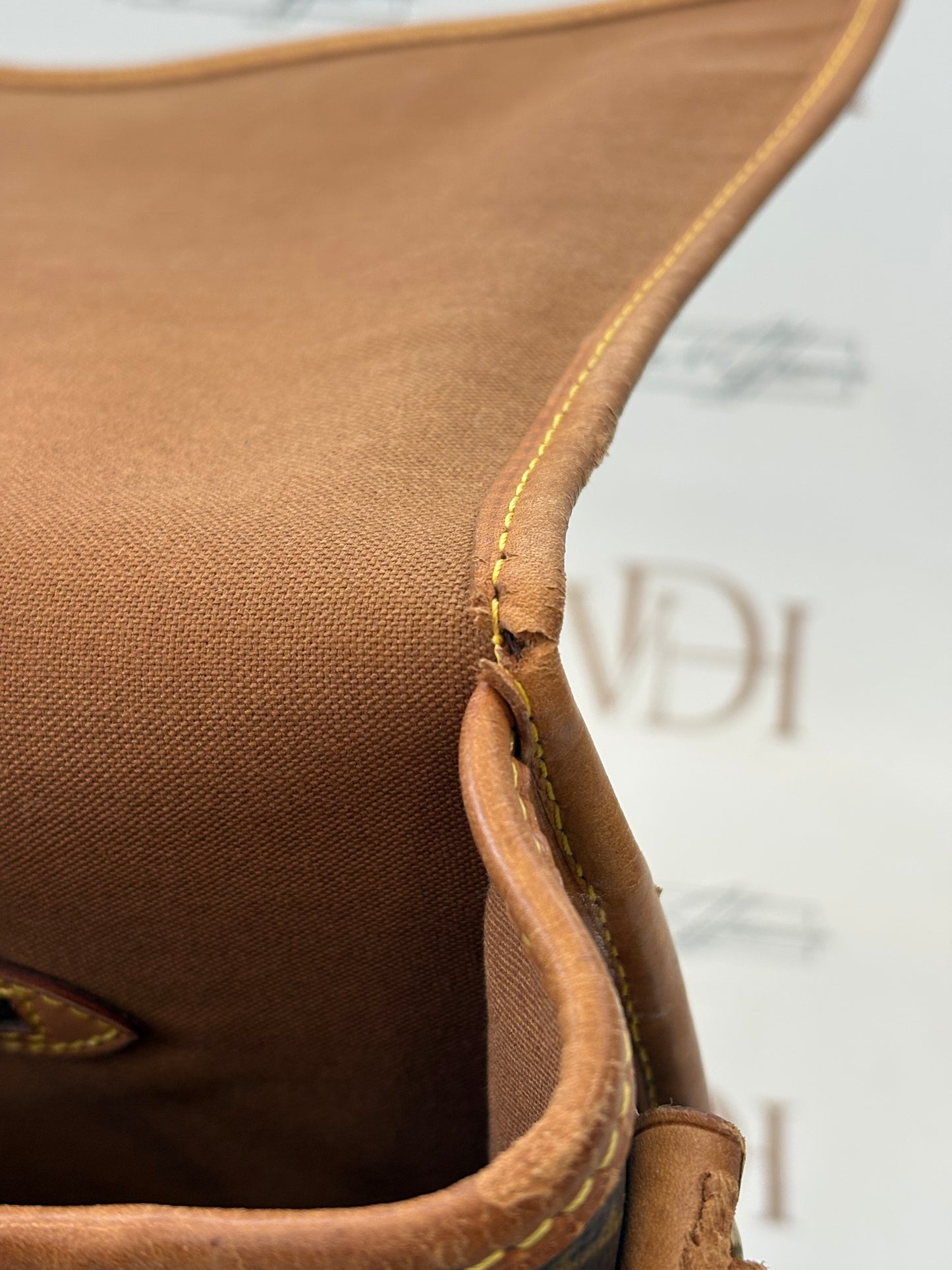 018720 - Louis Vuitton Gibeciere GM