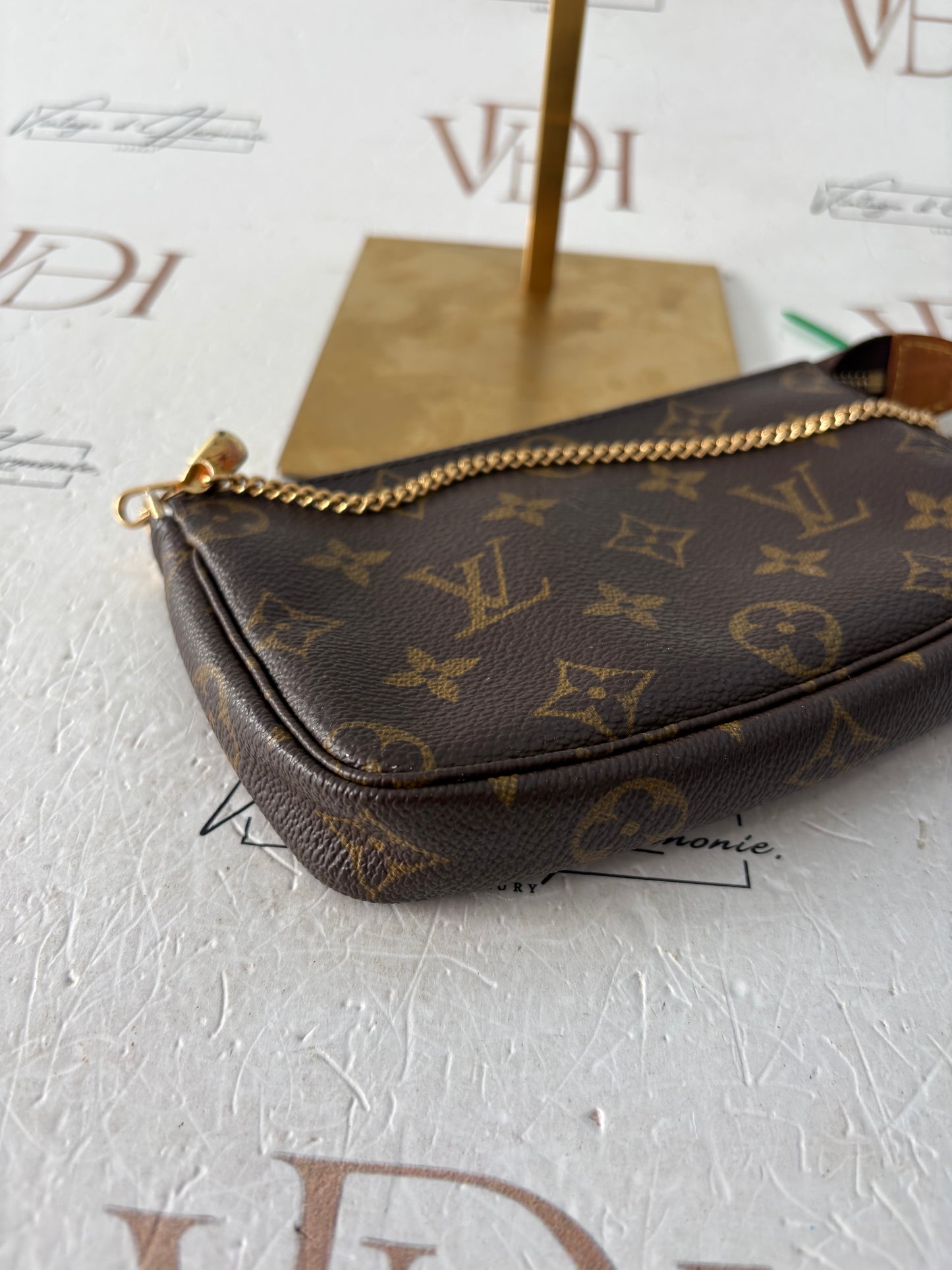 017115 - Louis Vuitton Bucket Attached