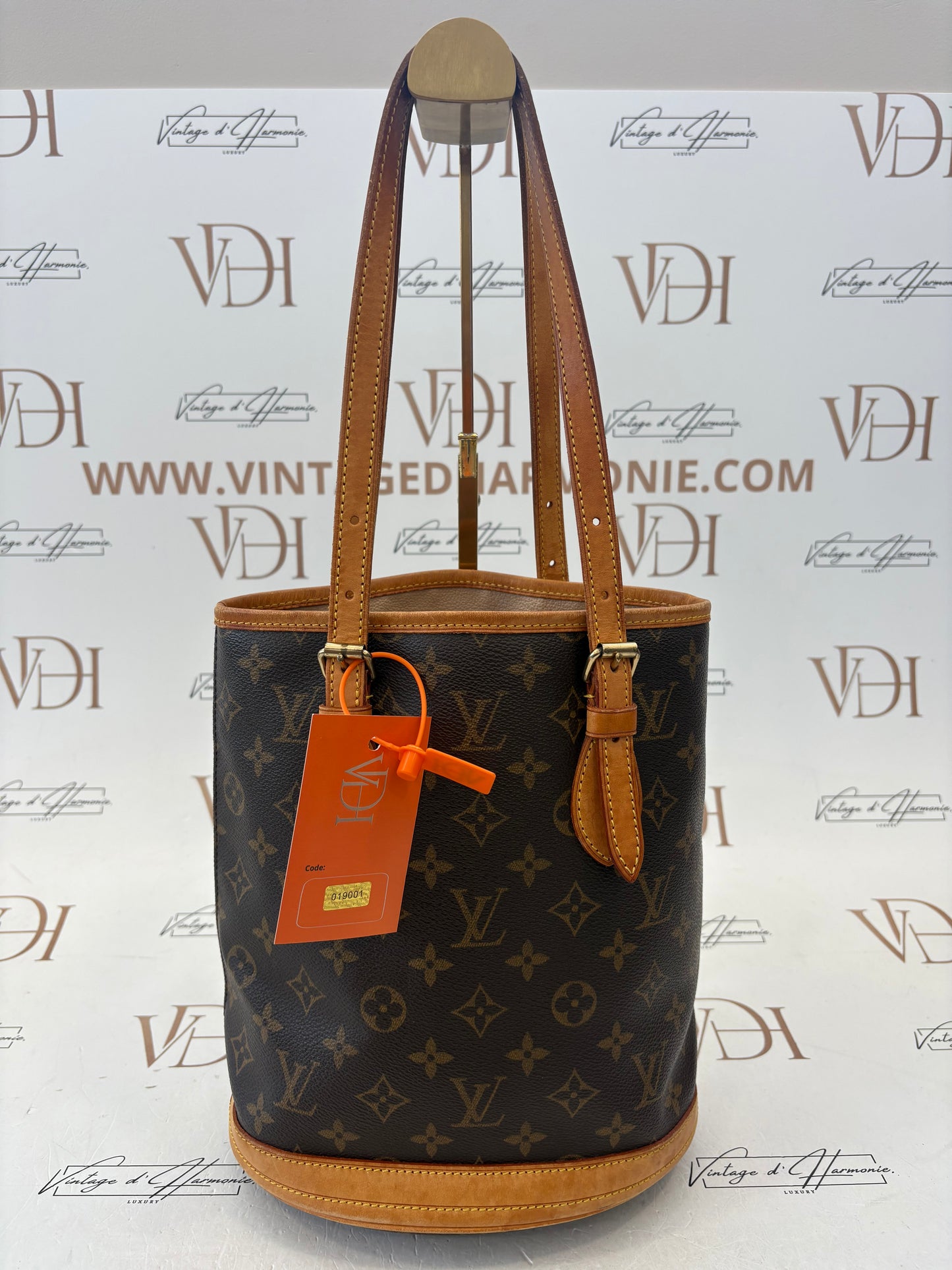 019001 - Louis Vuitton Bucket PM